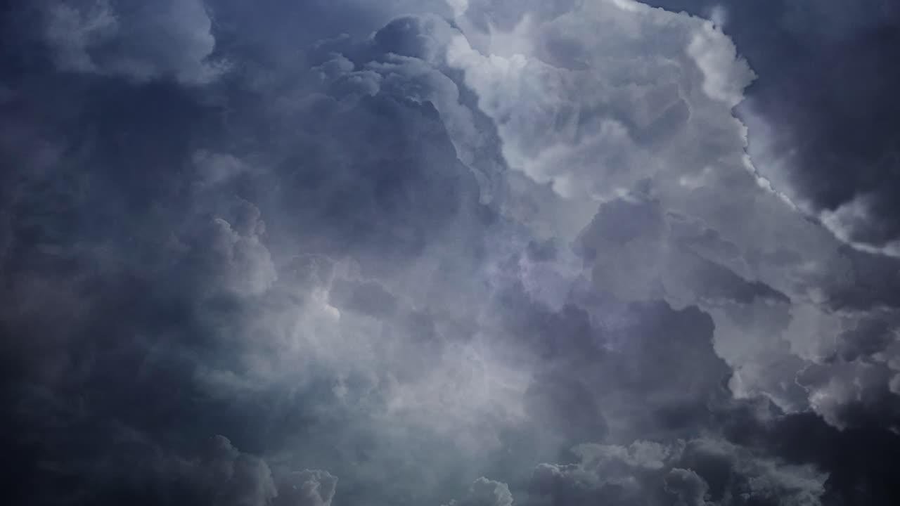 nubes cumulonimbus oscuras en el cielo oscuro, tormenta 4k