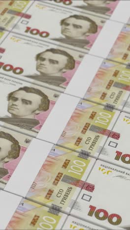 100 우크라이나 hryvnia 지폐의 수직 비디오는 돈 프레스에 의해 인쇄됩니다.