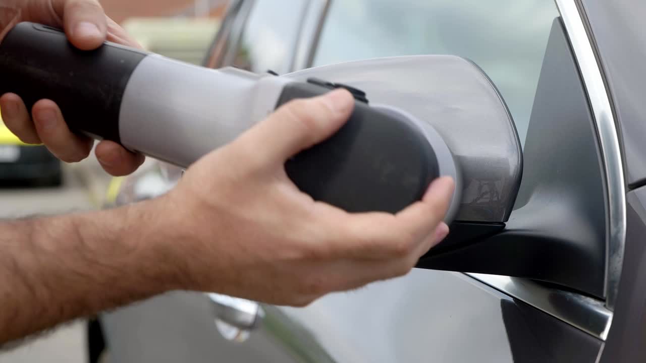 Polishing silver SUV mirror with small dual action machine polisher