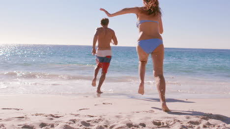 Glückliches-Paar,-Das-Spaß-Am-Strand-Hat