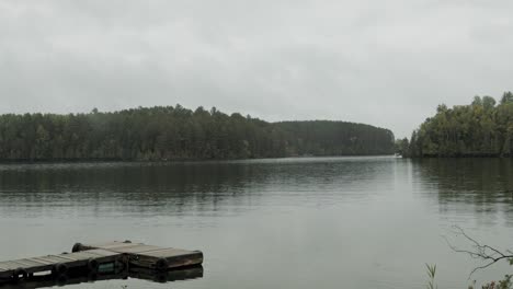 Wunderschöner-Herbstlicher-Seeblick-Auf-Den-Lac-Viceroy-Am-Abend-In-Montpellier,-Quebec