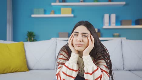 La-Mujer-Joven-Con-Frenillos-Está-Triste-E-Infeliz.