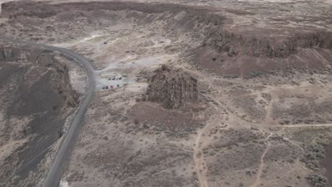 Senderos-Polvorientos-Se-Entrecruzan-En-Una-Aguja-De-Piedra-Desgastada-Coulee-Del-Francés,-órbita-Aérea