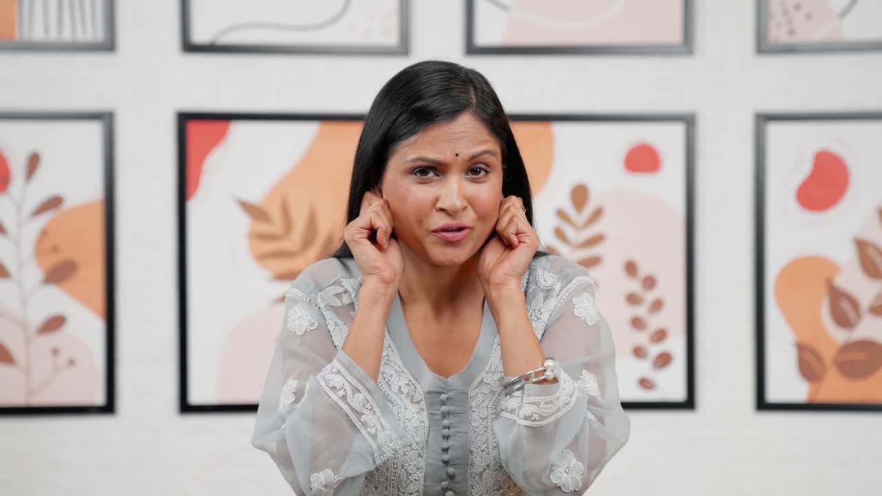 madre india disculpándose y diciendo lo siento