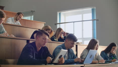 Los-Estudiantes-Modernos-Usan-Una-Computadora-Portátil-Y-Una-Tableta-Para-Las-Conferencias.-Escuela-Universitaria-De-Posgrado.