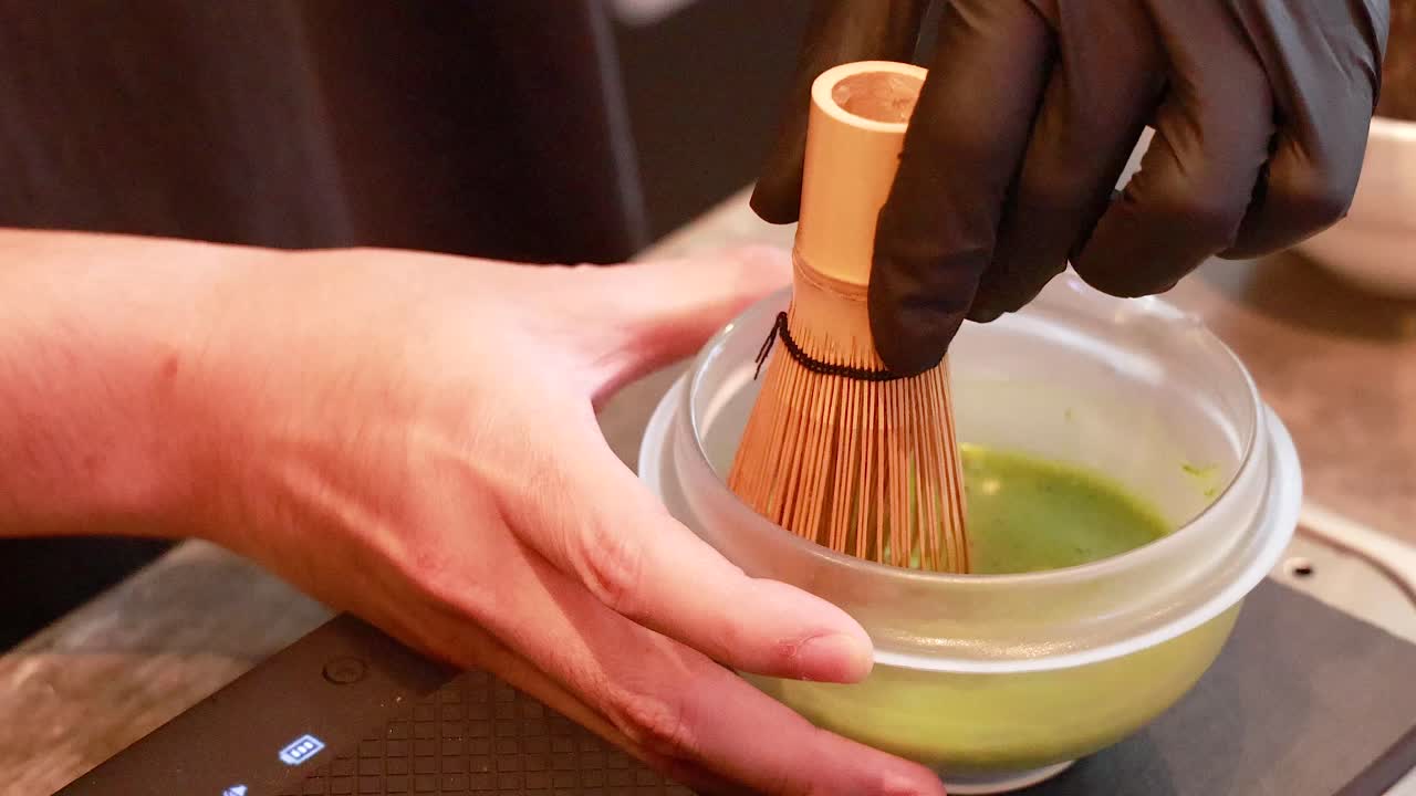 손은 그에 마차 차를 휘두르고 있습니다.