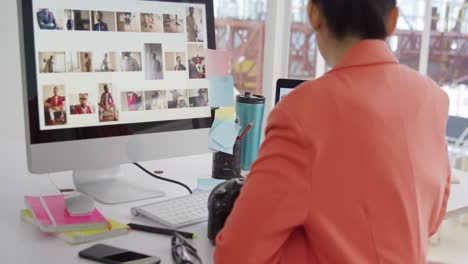 mujer joven que trabaja en una oficina creativa
