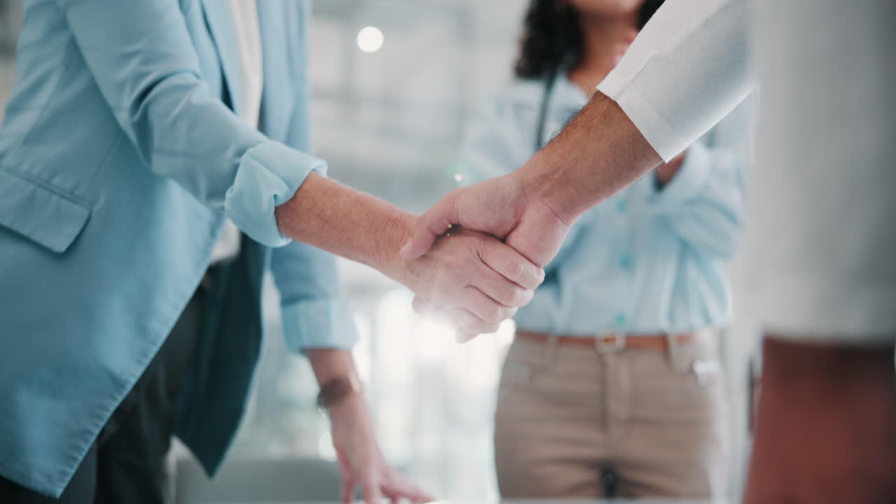 médico y paciente estrechando la mano en un consultorio médico