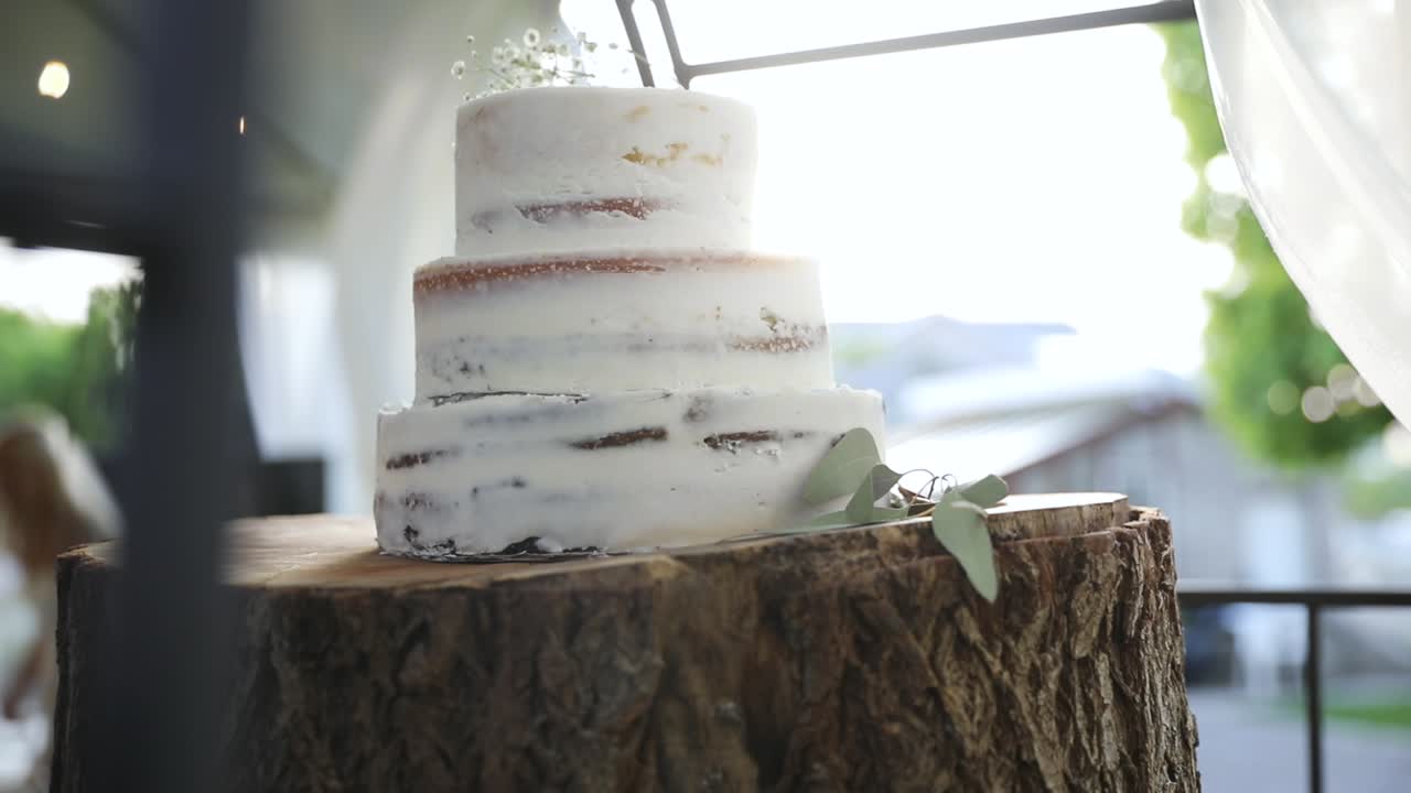 preparación de delicioso y hermoso pastel de bodas en troncos de madera