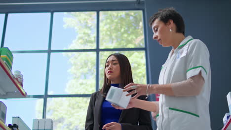 Cliente-Pidiendo-Ayuda-Al-Farmacéutico