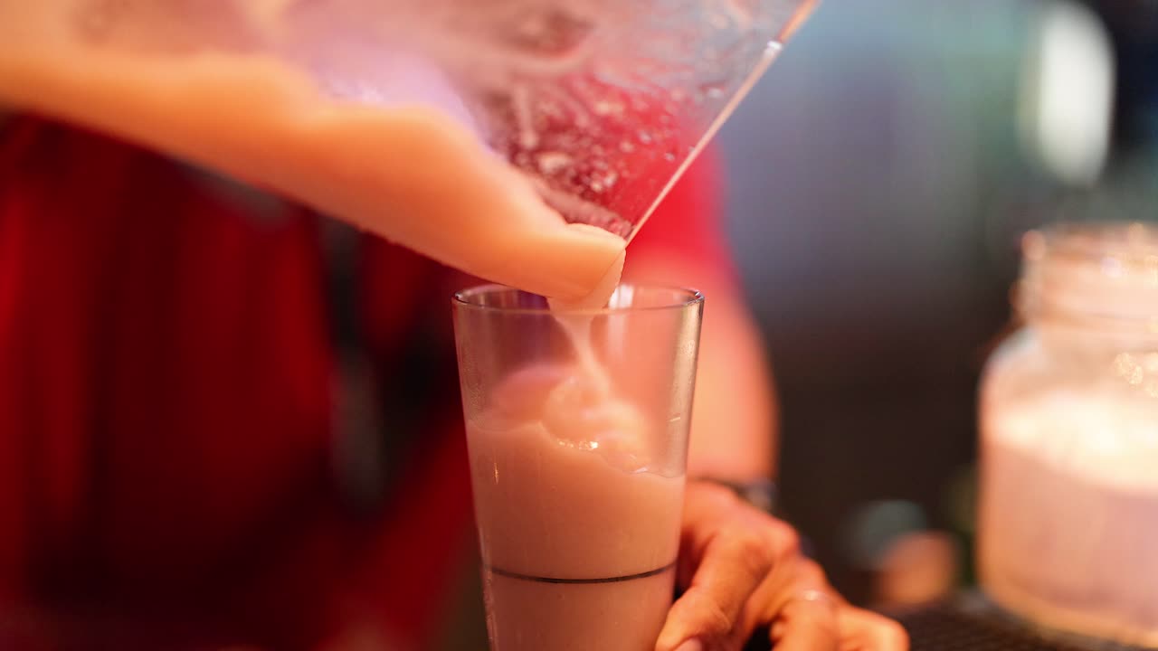 활기찬 환경에서 음료 준비