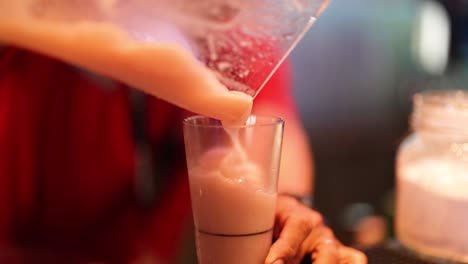 preparación de bebidas en un entorno vibrante