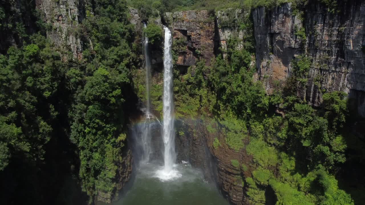 tiro de dron de la caída de mac mac en sudáfrica - dron está descendiendo frente a la cascada