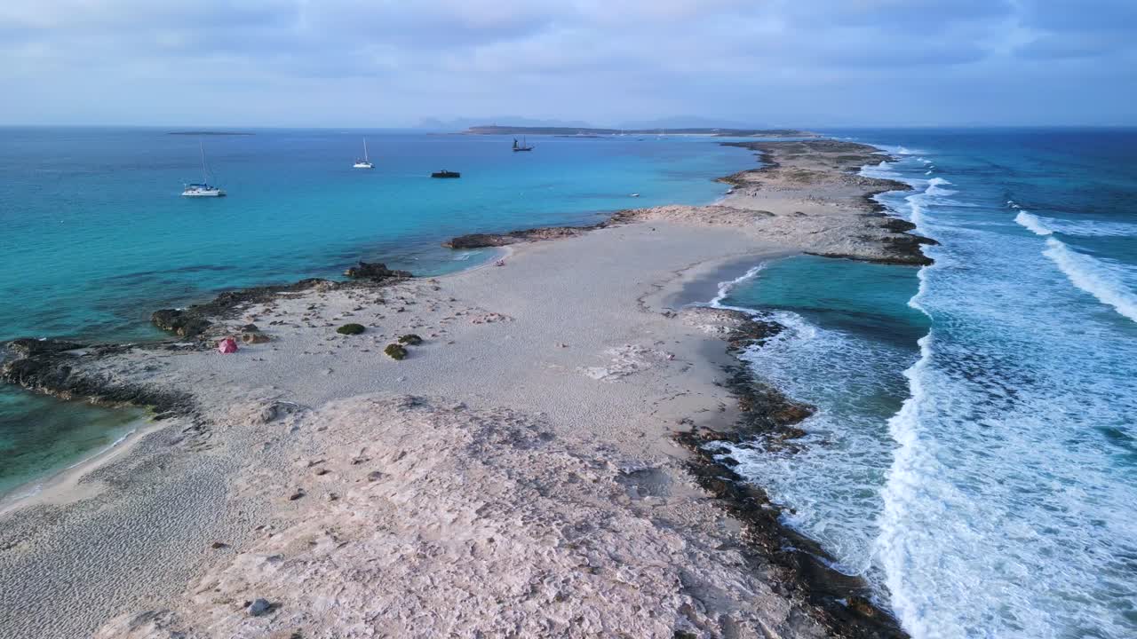 las olas rompen en el promontorio