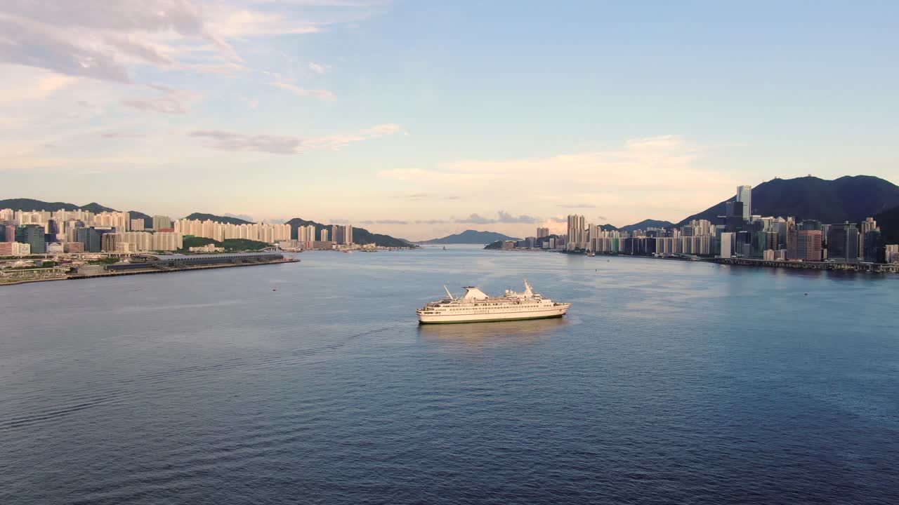 아름다운 날의 홍콩 만과 스카이라인, 공중 전망