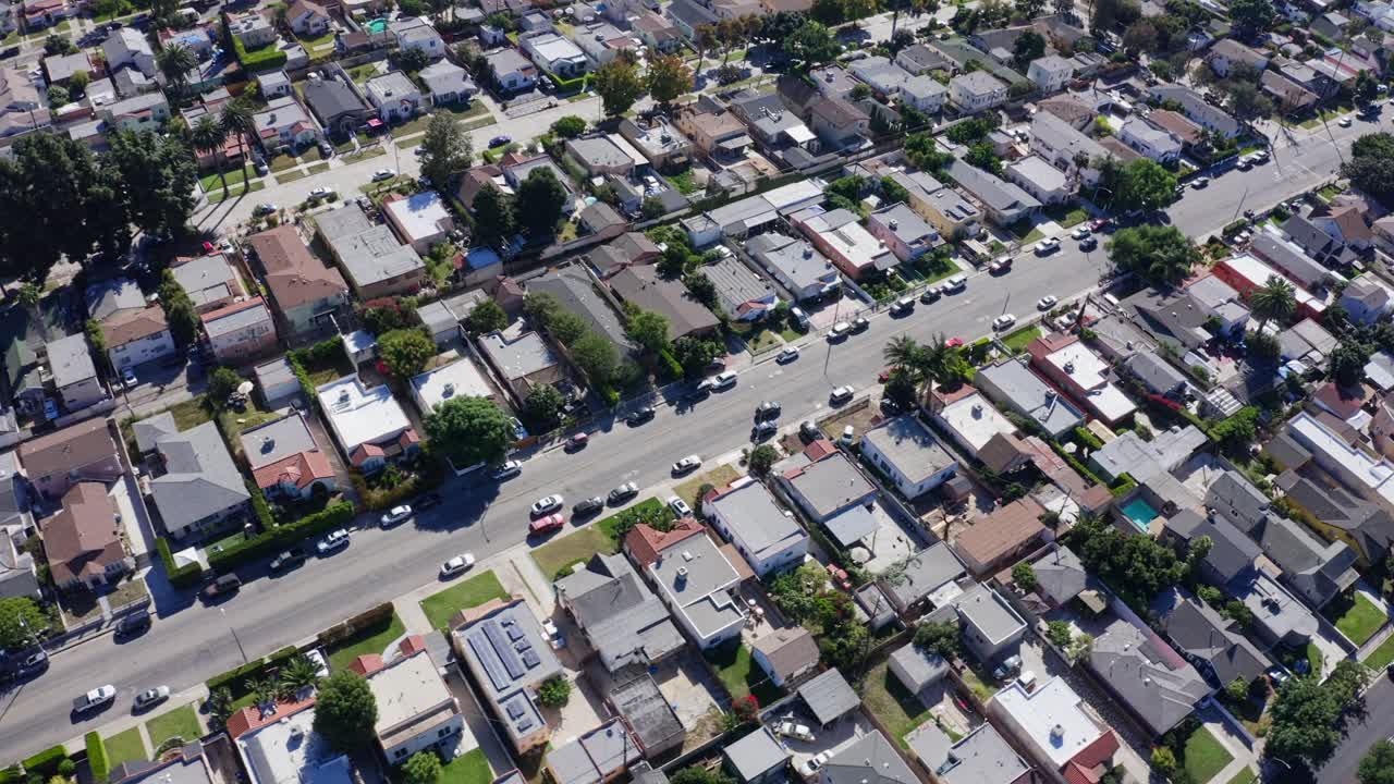 drone disparado desde el tráfico y las casas de la calle de mid city, centro de los ángeles, vecindario residencial, california, ee.uu.