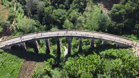 Overtake-Shot-Of-People-Walking-On-Famous-Nine-Arches-Bridge,-Demodara,-Sri-Lanka