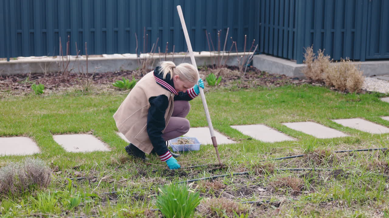 여성 정원 가꾸기