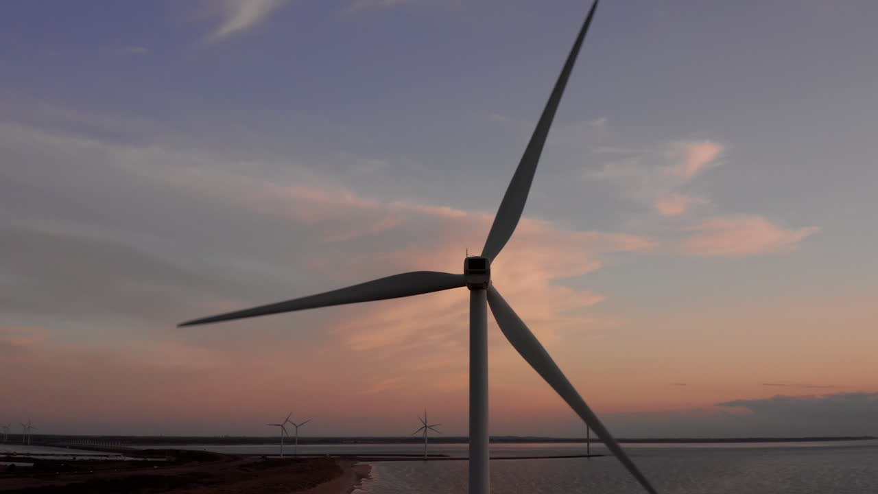 ветряные турбины во время заката на острове нельтье янс, нидерланды