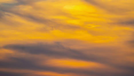 cielo colorido con nubes oscuras sobre el cielo al atardecer