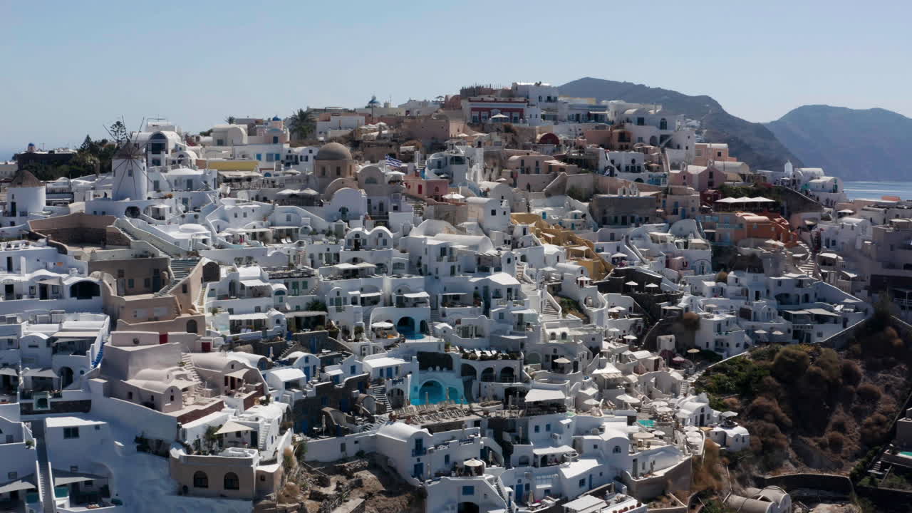 el pintoresco pueblo de oia en santorini, grecia durante el verano - toma aérea de drones