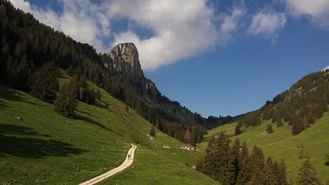 Luftaufnahme,-Drohnenaufnahme,-Trekking-Allein-Auf-Dem-Bergtalweg-Zu-Einem-Haus