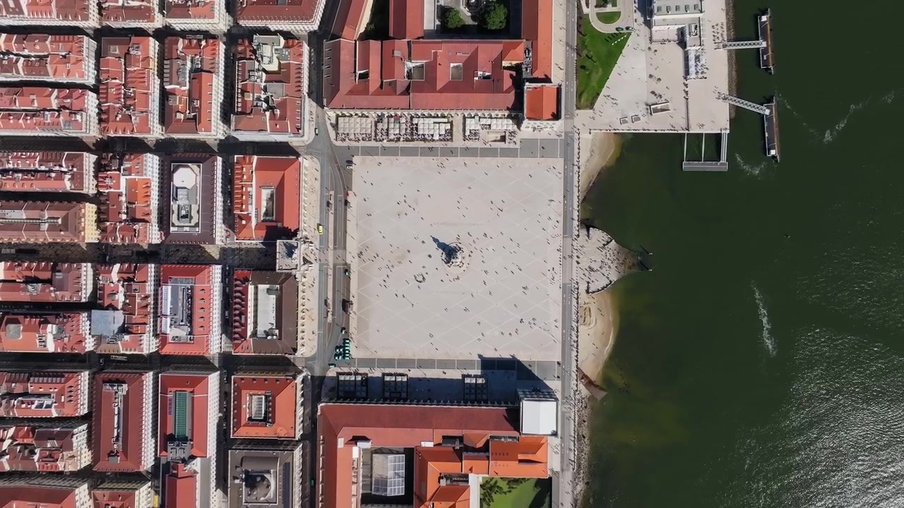 Vista aerea dall'alto di Praça do Comércio accanto al fiume Tago, Lisbona, con allineamento simmetrico del drone in ascesa