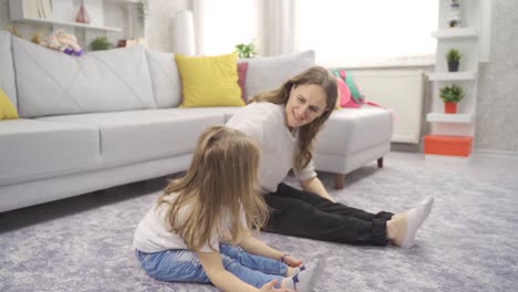 Madre-E-Hija-Haciendo-Ejercicio-En-Casa.