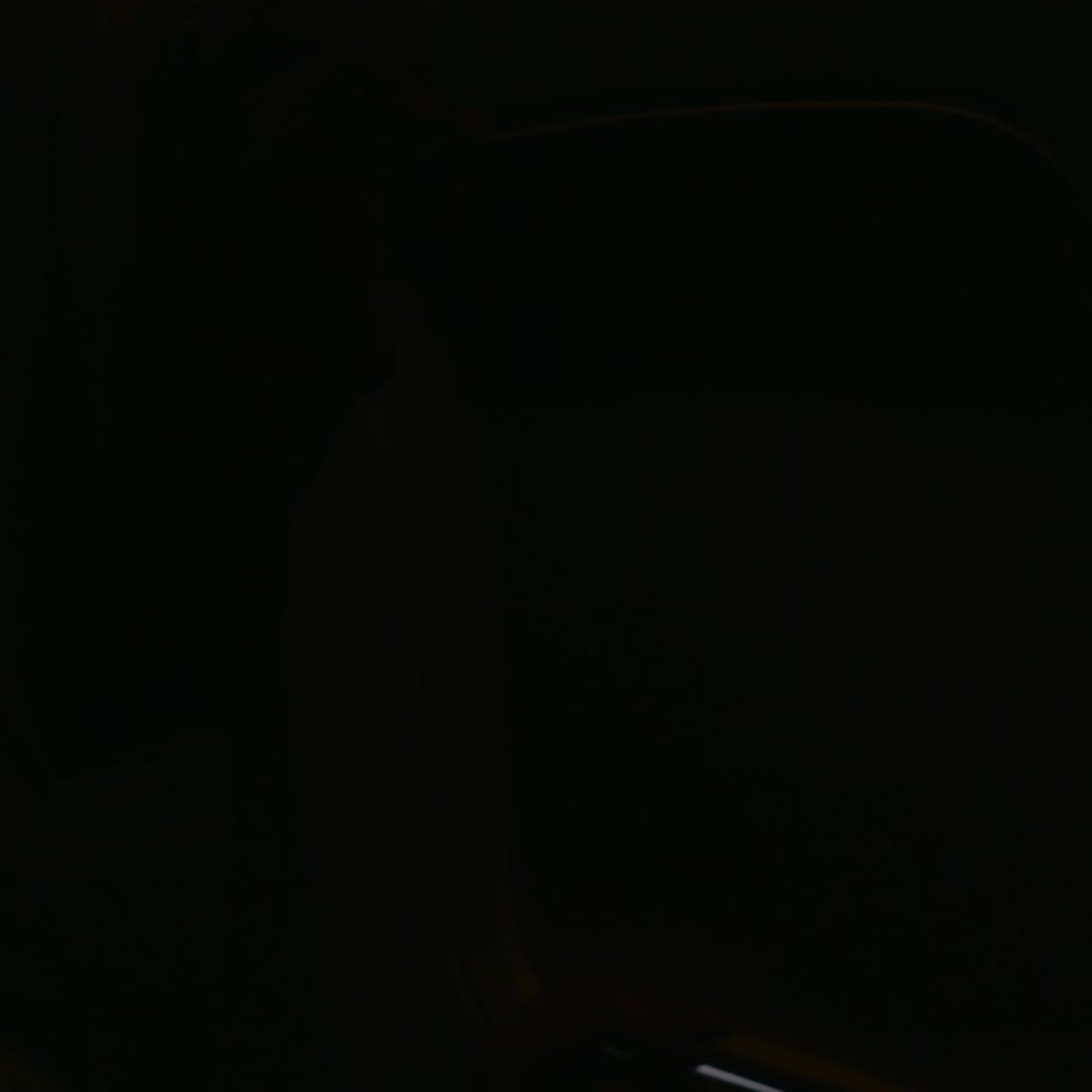 задумчивая женщина летит в самолете и смотрит в окно 1