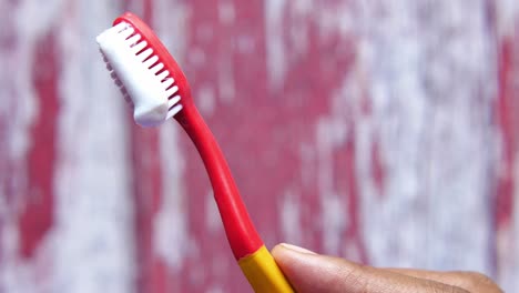 primer plano de un cepillo de dientes con pasta de dientes