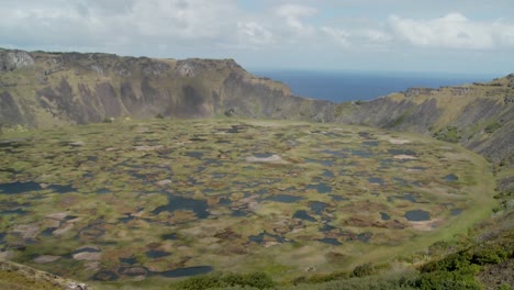 Lapso-De-Tiempo-A-Través-De-Un-Cráter-De-Cono-Volcánico-En-La-Isla-De-Pascua-2