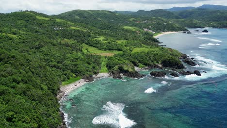 Las-Olas-De-Agua-Azul-Clara-Del-Océano-Chocan-En-La-Exuberante-Costa-Tropical-De-Baras-Catanduanes