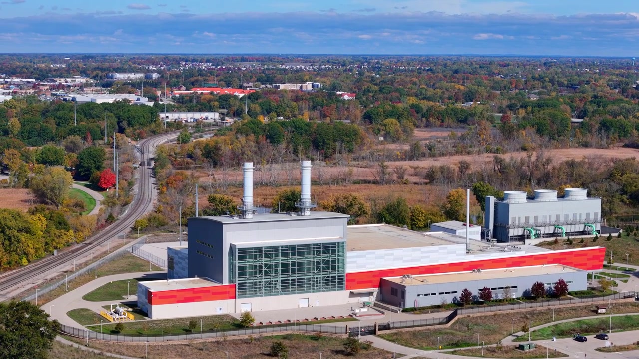 Vista aerea del moderno impianto a gas naturale Holland Energy Park durante una soleggiata giornata autunnale.