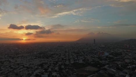 toma aérea de drones del amanecer en monterrey, méxico