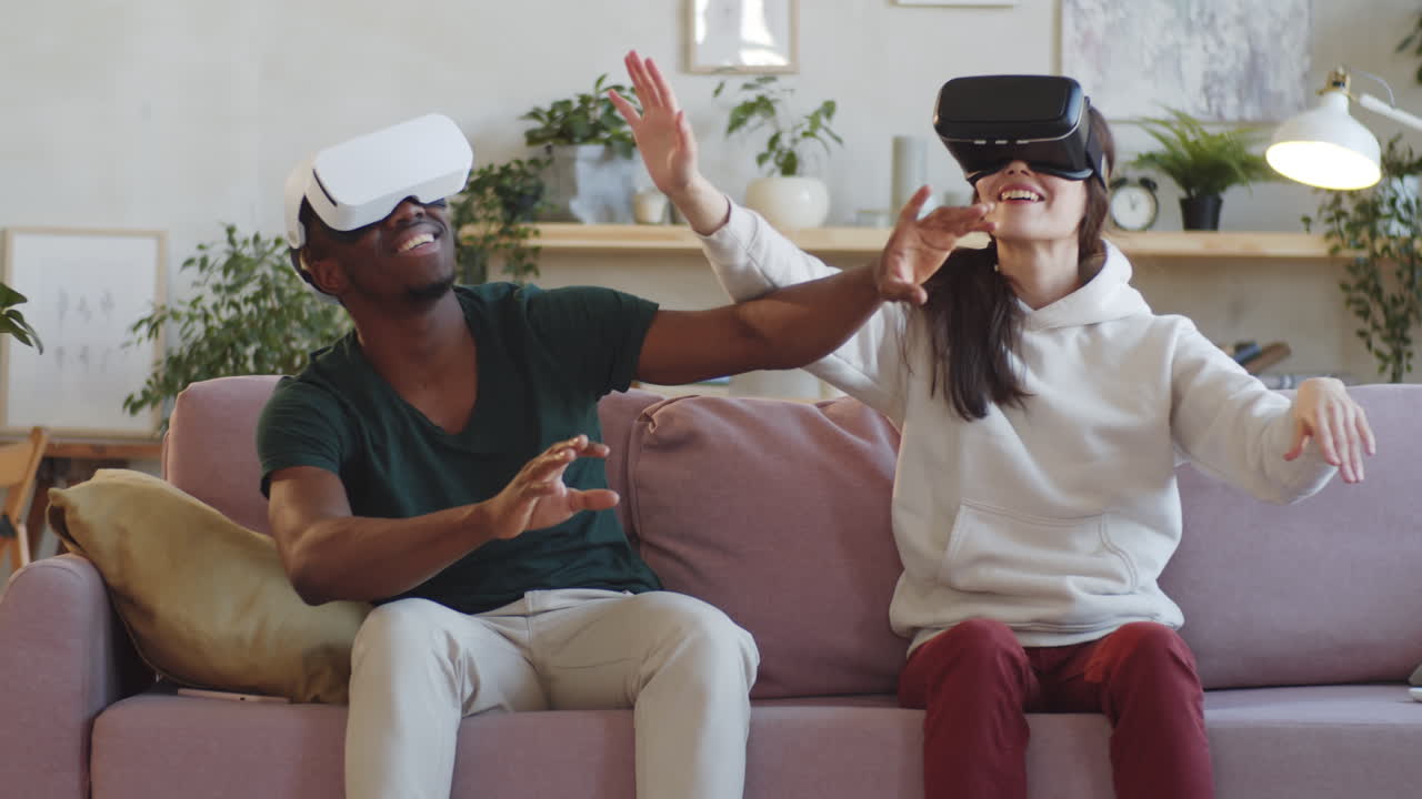 una joven pareja disfrutando de la realidad aumentada con auriculares vr