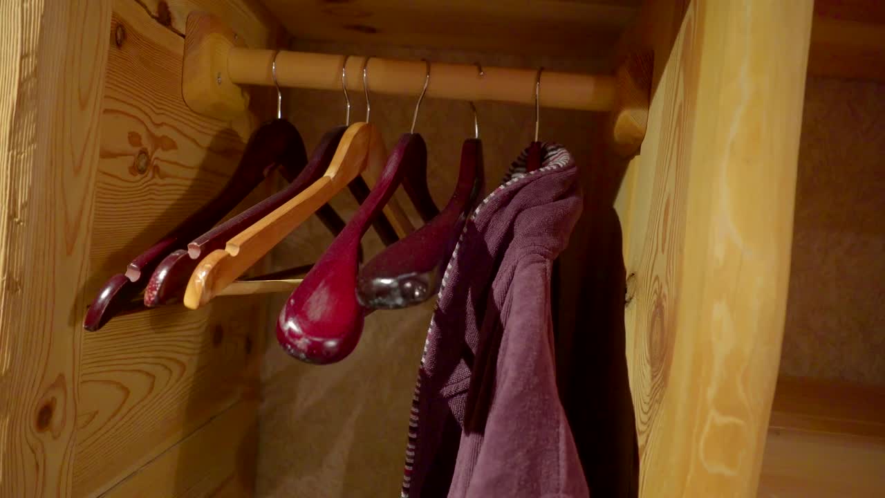 작은 나무 캐비에 있는 나무 커의 몇 개