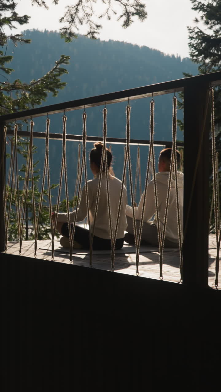 la pareja descubre el camino a la paz interior. la hermana y el hermano se sumergen en la meditación matutina abrazando la tranquilidad del amanecer encontrando consuelo en la práctica compartida