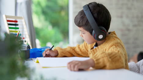 Niño,-Tarea-Y-Escritura-Con-Auriculares