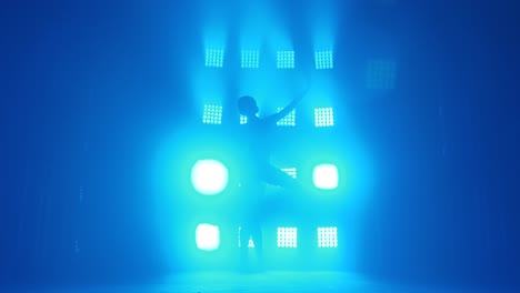 silueta de bailarina de ballet en la luz azul