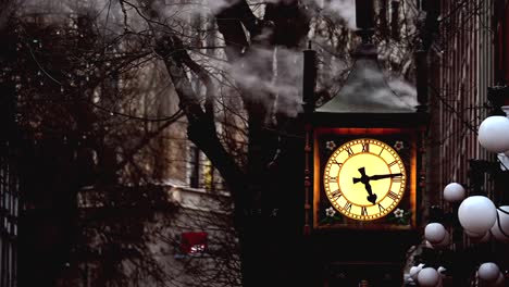 primer plano de un reloj de vapor en gastown, en el centro de vancouver en la oscuridad de la luz del día