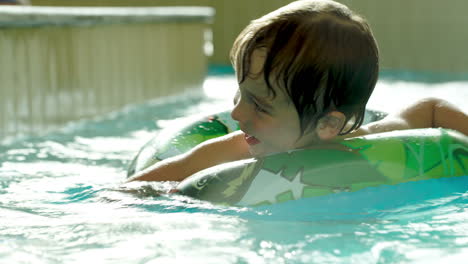 Junge-Mit-Gummiring-Schwimmt-Im-Wasserlabyrinth