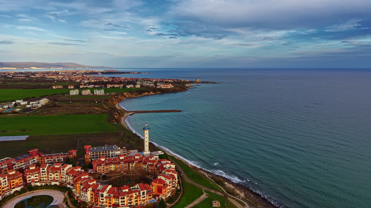Vista costiera di un villaggio sul mare con scogliere mozzafiato e acque calme al tramonto