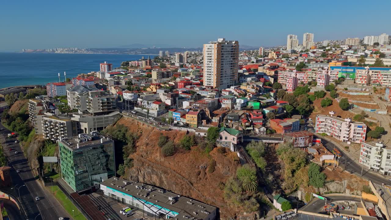 Baron Hill aerea, punto panoramico Valparaiso Cile. Panorama costiero, spiaggia di giorno che definisce una destinazione naturale.