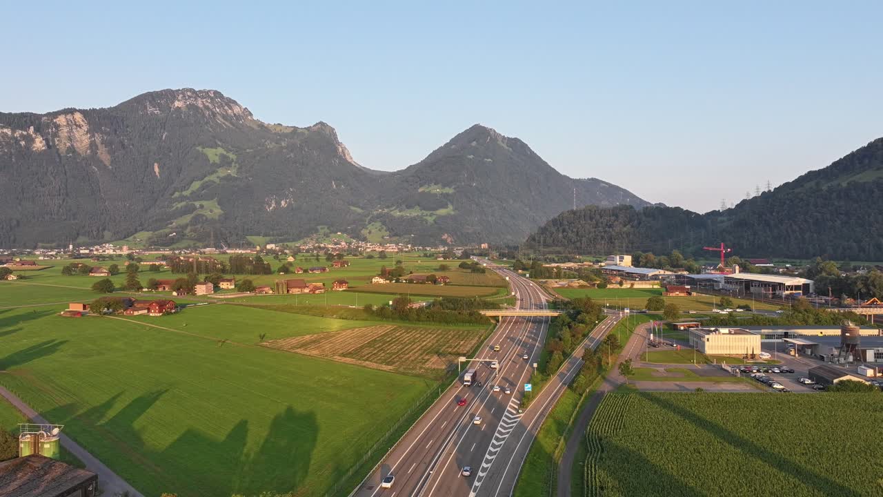 웨센과 암덴 근처의 산과 계곡을 가로질러 휘어지는 바쁜 고속도로의 공중 풍경