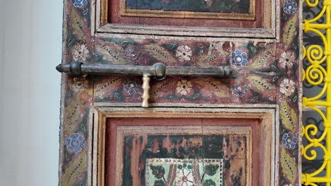 pintura de decoración de pared de arte islámico dentro de riad en marrakech, marruecos