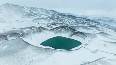 vista aérea de la nevada montaña kraftla y la caldera volcánica en invierno en el norte de islandia