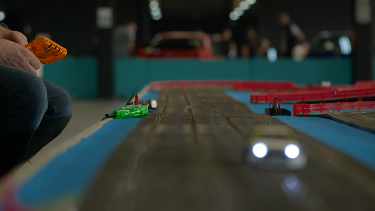 바르셀로나 자동차 쇼에서 bmw scalextric 스케일 레이스 트랙 대회를 관람합니다.