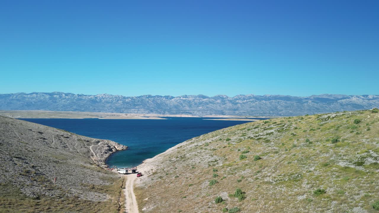 cala salvaje con playa en vrsi desde arriba, región de zadar con el azul mar adriático, croacia