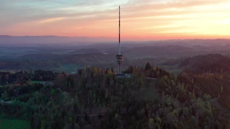 vista aérea de drones desde arriba de la torre de televisión bantiger en una hermosa mañana con espectaculares colores del amanecer y exuberantes vistas a la montaña