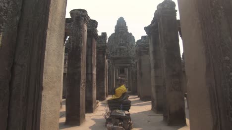 estatua de buda en el antiguo templo bayon khmer en angkor thom, camboya, toma de tiro